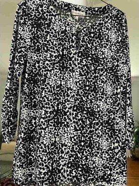 Evan Picone women’s black and white long sleeve Rushed. Blouse size large .